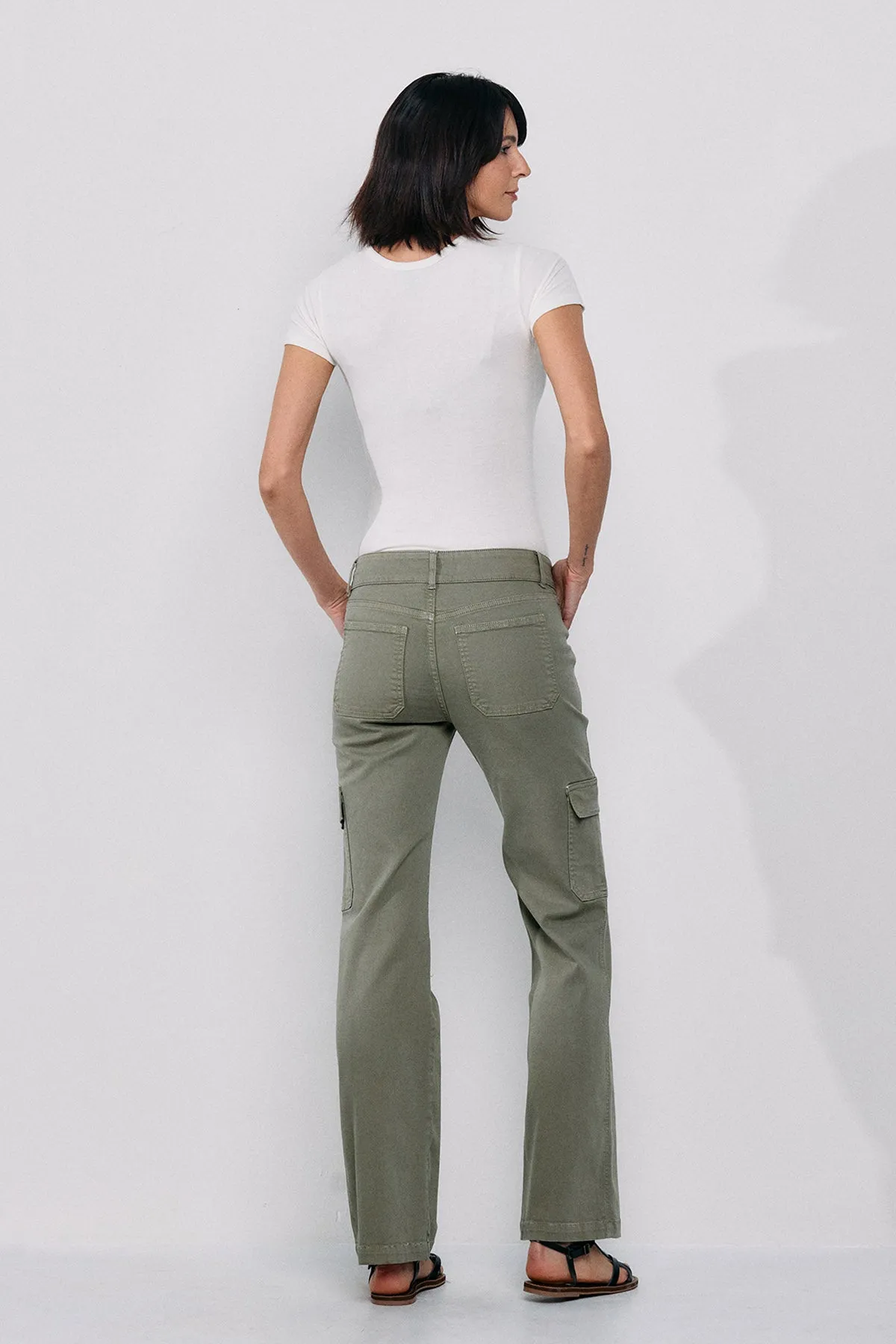 MID RISE SLIM BOOTCUT CARGO PANTS IN OLIVE  / SP-P12217OV