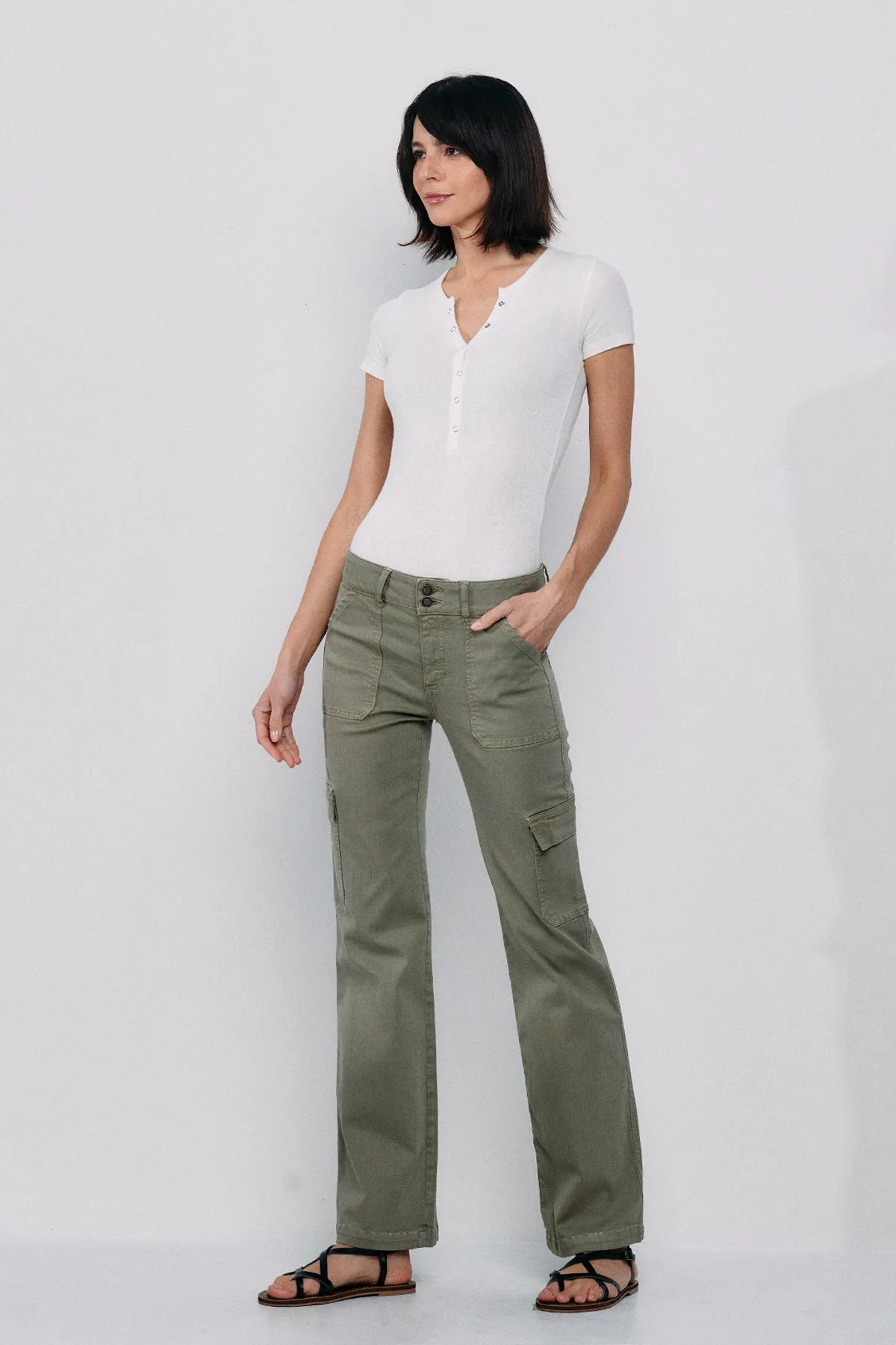 MID RISE SLIM BOOTCUT CARGO PANTS IN OLIVE  / SP-P12217OV