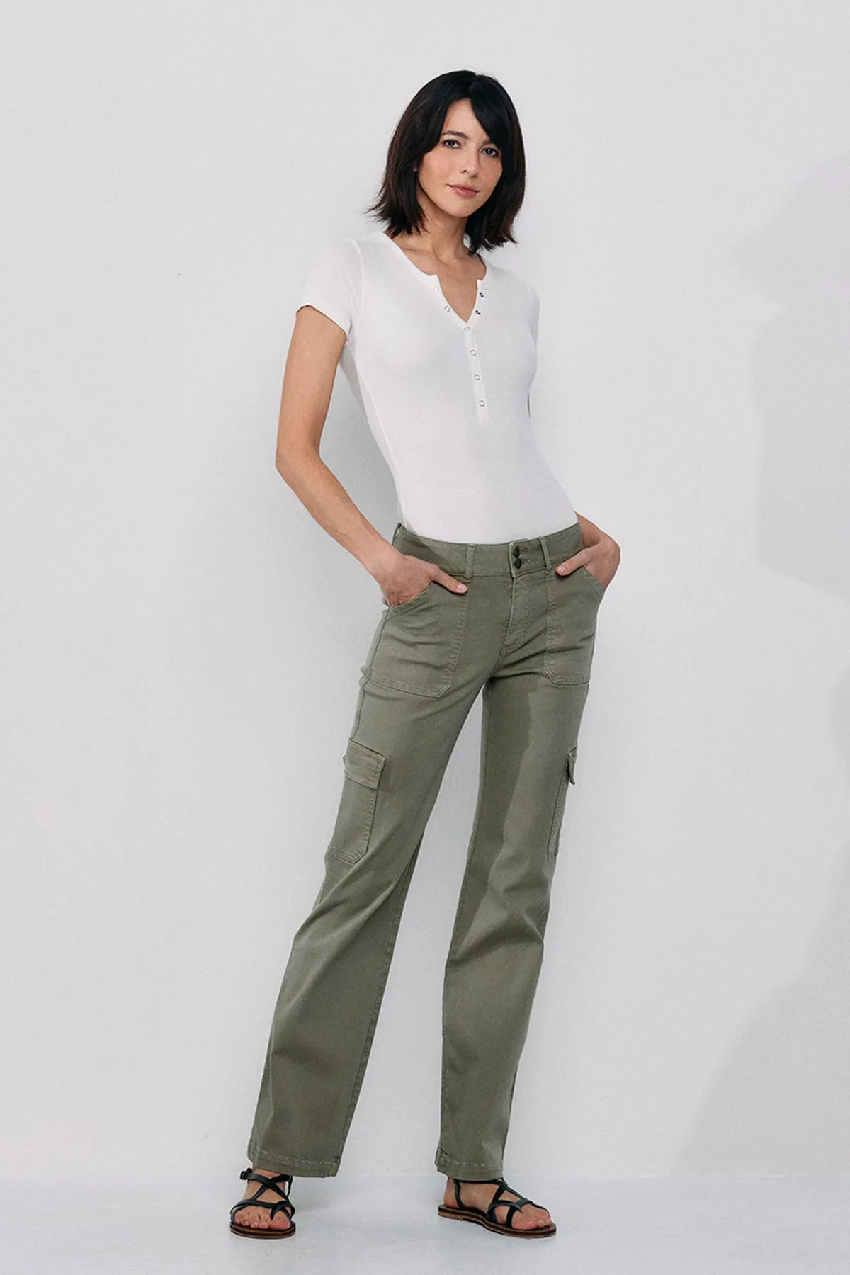 MID RISE SLIM BOOTCUT CARGO PANTS IN OLIVE  / SP-P12217OV